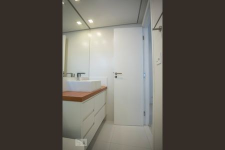 Apartamento para alugar com 70m², 2 quartos e 2 vagas Apartamento para alugar com 70m², 2 quartos e 2 vagasBanheiro