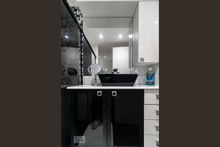 Apartamento à venda com 81m², 2 quartos e 1 vaga Apartamento à venda com 81m², 2 quartos e 1 vagaBanheiro da Suíte