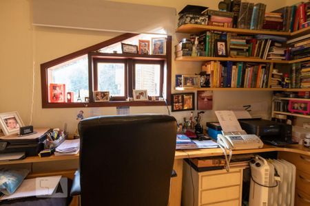 Casa à venda com 308m², 5 quartos e 4 vagas Casa à venda com 308m², 5 quartos e 4 vagasEscritório