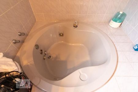 Casa à venda com 308m², 5 quartos e 4 vagas Casa à venda com 308m², 5 quartos e 4 vagasJacuzzi banheiro da suíte 3