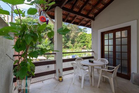 Casa à venda com 308m², 5 quartos e 4 vagas Casa à venda com 308m², 5 quartos e 4 vagasVaranda