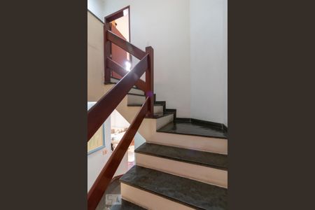 Casa à venda com 308m², 5 quartos e 4 vagas Casa à venda com 308m², 5 quartos e 4 vagasEscada