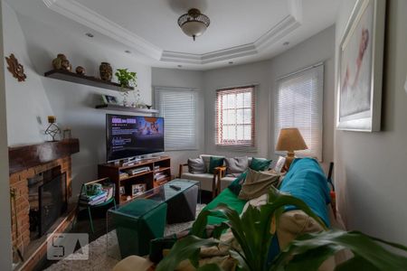 Casa à venda com 308m², 5 quartos e 4 vagas Casa à venda com 308m², 5 quartos e 4 vagasSala de TV