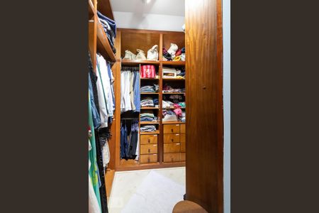 Casa à venda com 308m², 5 quartos e 4 vagas Casa à venda com 308m², 5 quartos e 4 vagasCloset da suíte 3