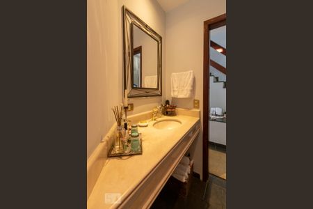 Casa à venda com 308m², 5 quartos e 4 vagas Casa à venda com 308m², 5 quartos e 4 vagasLavabo