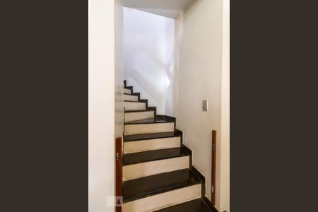 Casa à venda com 308m², 5 quartos e 4 vagas Casa à venda com 308m², 5 quartos e 4 vagasEscada