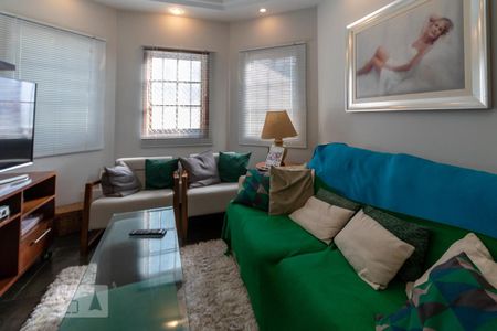 Casa à venda com 308m², 5 quartos e 4 vagas Casa à venda com 308m², 5 quartos e 4 vagasSala de TV