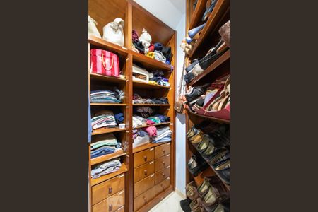 Casa à venda com 308m², 5 quartos e 4 vagas Casa à venda com 308m², 5 quartos e 4 vagasCloset da suíte 3