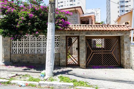 Casa para alugar com 150m², 2 quartos e 2 vagasFachada