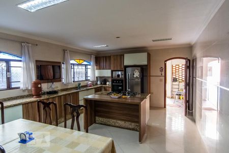 Casa à venda com 228m², 4 quartos e 2 vagas Casa à venda com 228m², 4 quartos e 2 vagasCozinha