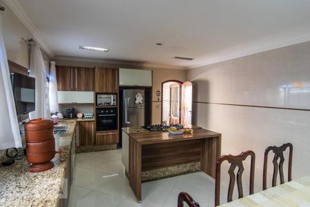 Casa à venda com 228m², 4 quartos e 2 vagas Casa à venda com 228m², 4 quartos e 2 vagasCozinha
