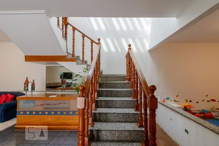Casa à venda com 288m², 5 quartos e 6 vagasEscada para os Quartos 