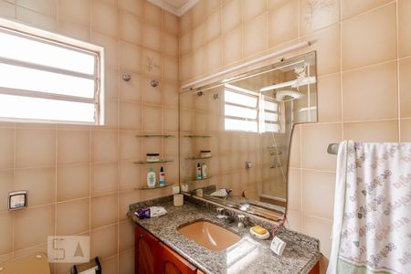 Casa à venda com 288m², 5 quartos e 6 vagasBanheiro da Suíte 2