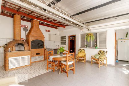 Casa à venda com 288m², 5 quartos e 6 vagasChurrasqueira