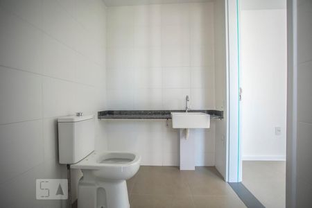 Banheiro de kitnet/studio para alugar com 1 quarto, 25600m² em Mirandópolis, São Paulo
