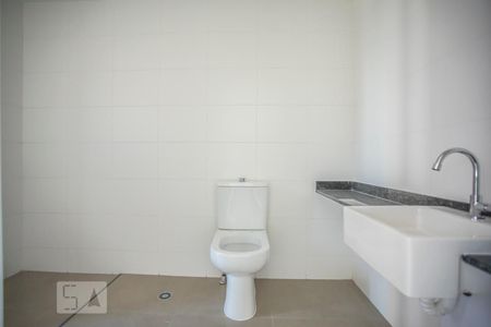 Banheiro de kitnet/studio para alugar com 1 quarto, 25600m² em Mirandópolis, São Paulo