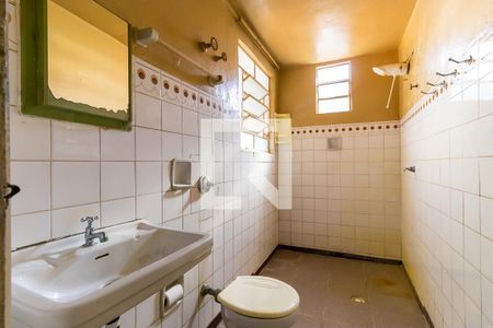 Casa à venda com 220m², 4 quartos e 2 vagasCasa de fundos - Banheiro