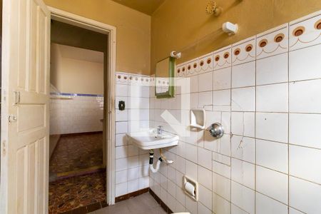 Casa à venda com 220m², 4 quartos e 2 vagasCasa de fundos - Banheiro