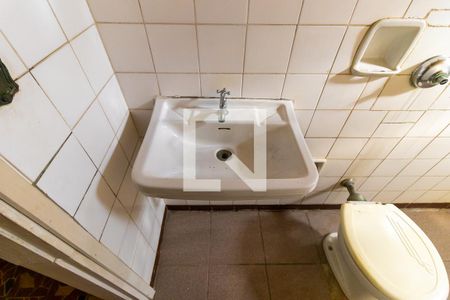 Casa à venda com 220m², 4 quartos e 2 vagasCasa de fundos - Banheiro