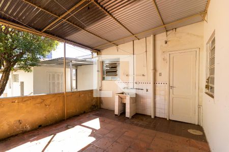 Casa à venda com 220m², 4 quartos e 2 vagasCasa de fundos - Área de serviço