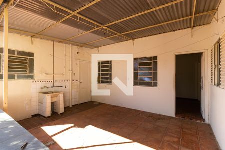 Casa à venda com 220m², 4 quartos e 2 vagasCasa de fundos - Área de serviço