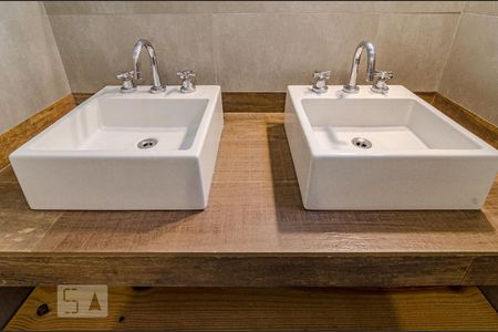 Apartamento para alugar com 175m², 3 quartos e 1 vaga Apartamento para alugar com 175m², 3 quartos e 1 vagaBanheiro da suíte