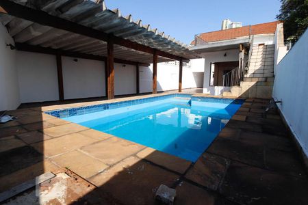 Casa à venda com 250m², 4 quartos e 4 vagas Casa à venda com 250m², 4 quartos e 4 vagasPiscina