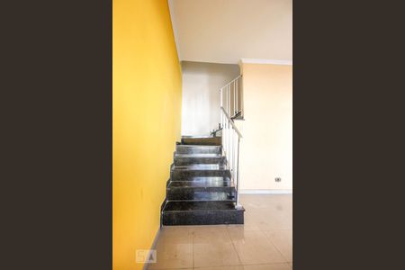 Casa à venda com 250m², 4 quartos e 4 vagas Casa à venda com 250m², 4 quartos e 4 vagasEscada