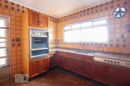 Casa à venda com 250m², 4 quartos e 4 vagas Casa à venda com 250m², 4 quartos e 4 vagasCozinha