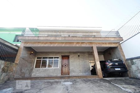 Casa à venda com 250m², 4 quartos e 4 vagas Casa à venda com 250m², 4 quartos e 4 vagasFachada