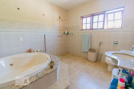 Casa à venda com 240m², 3 quartos e 6 vagas Casa à venda com 240m², 3 quartos e 6 vagasBanheiro da Suíte 2