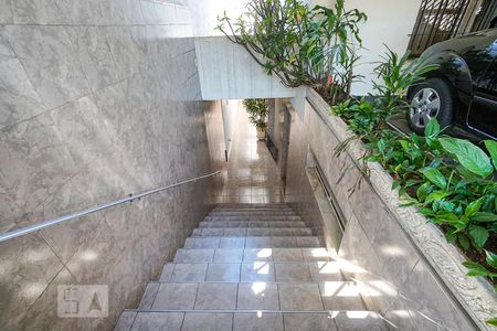 Casa à venda com 365m², 3 quartos e 2 vagasEscada de entrada