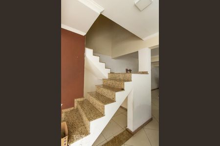 Casa para alugar com 350m², 3 quartos e 6 vagasEscada