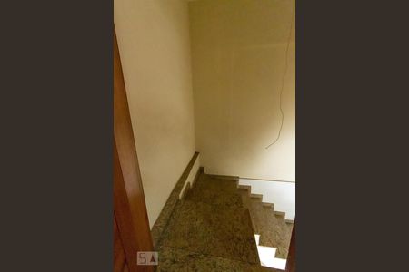 Casa para alugar com 350m², 3 quartos e 6 vagasEscada