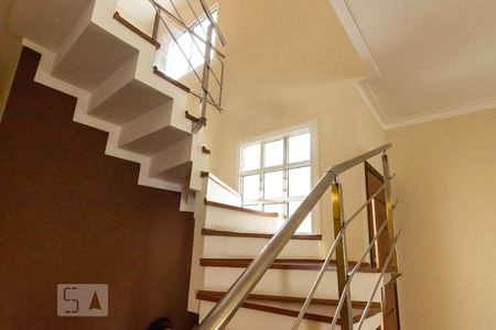 Casa para alugar com 350m², 3 quartos e 6 vagasEscada