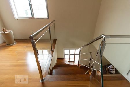 Casa para alugar com 350m², 3 quartos e 6 vagasEscada