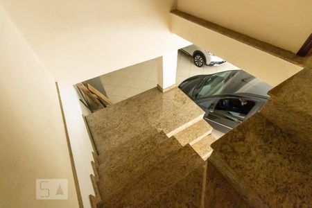 Casa para alugar com 350m², 3 quartos e 6 vagasEscada