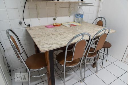 Apartamento à venda com 90m², 3 quartos e 2 vagas Apartamento à venda com 90m², 3 quartos e 2 vagasMesa