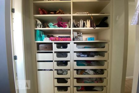 Apartamento à venda com 173m², 3 quartos e 3 vagas Apartamento à venda com 173m², 3 quartos e 3 vagasCloset da suíte 1