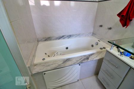 Casa à venda com 256m², 3 quartos e 5 vagasBanheiro da Suíte 1