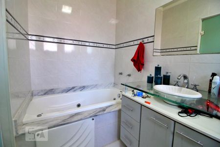 Casa à venda com 256m², 3 quartos e 5 vagasBanheiro da Suíte 1