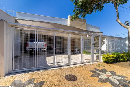 Casa à venda com 220m², 4 quartos e 3 vagasFachada