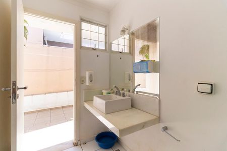 Casa à venda com 220m², 4 quartos e 3 vagasBanheiro do espaço gourmet