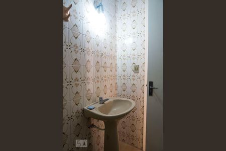 Banheiro de apartamento à venda com 1 quarto, 32m² em Cristal, Porto Alegre