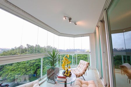 Apartamento à venda com 247m², 4 quartos e 4 vagas Apartamento à venda com 247m², 4 quartos e 4 vagasSacada da Sala