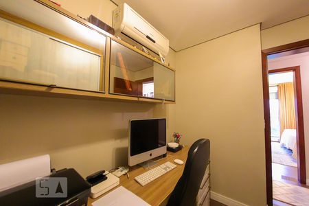 Apartamento à venda com 247m², 4 quartos e 4 vagas Apartamento à venda com 247m², 4 quartos e 4 vagasQuarto