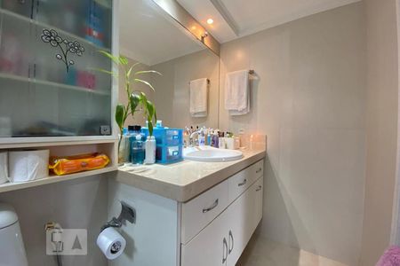 Apartamento à venda com 128m², 4 quartos e 2 vagas Apartamento à venda com 128m², 4 quartos e 2 vagasBanheiro da Suíte 1