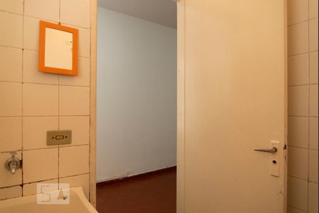 Banheiro de kitnet/studio para alugar com 1 quarto, 12m² em Vila Bertioga, São Paulo