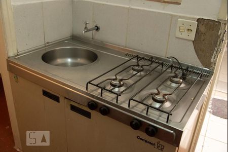 Cozinha de kitnet/studio para alugar com 1 quarto, 12m² em Vila Bertioga, São Paulo