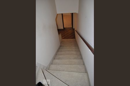 Casa à venda com 190m², 3 quartos e 3 vagasEscada - acesso aos quartos